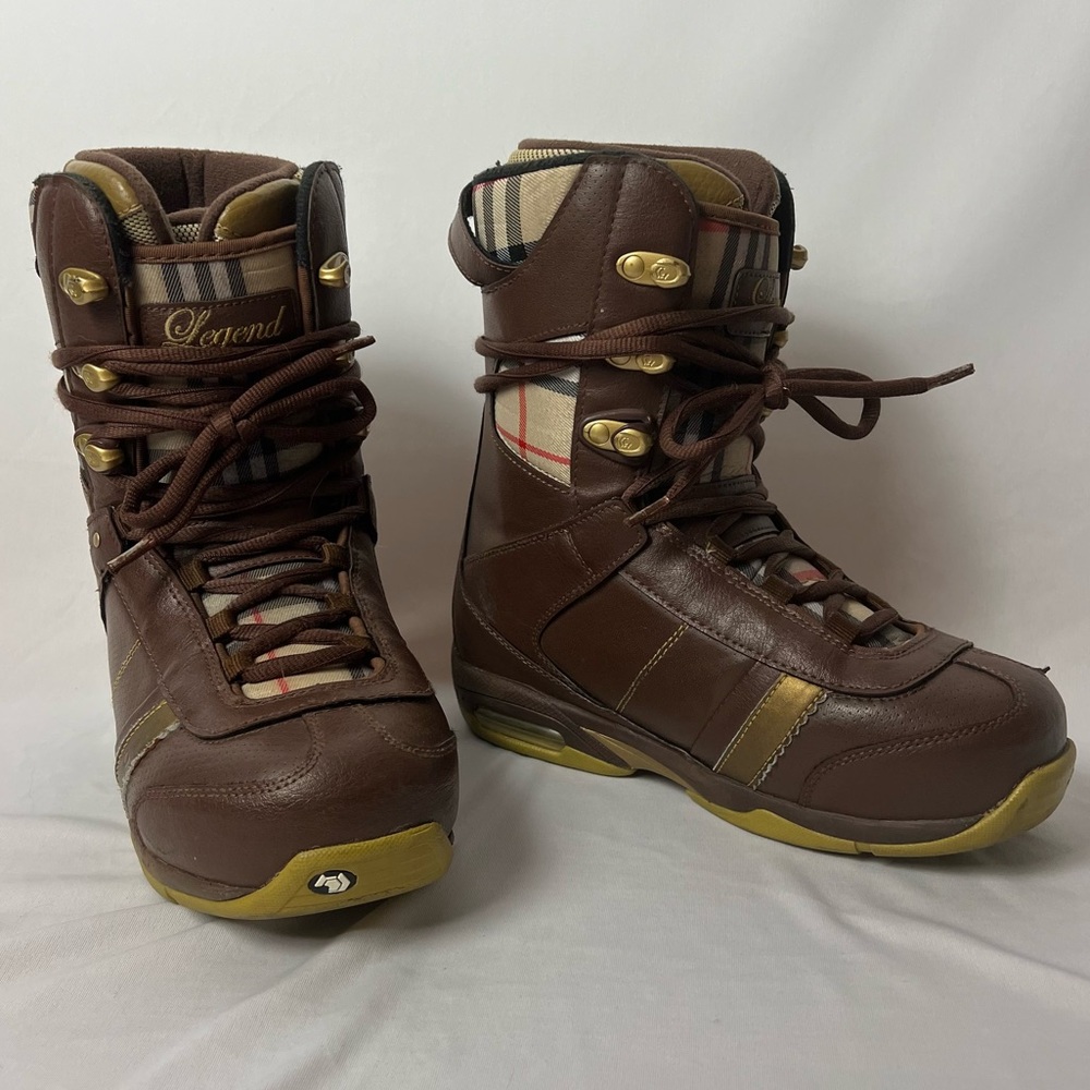 Snowboarding boots